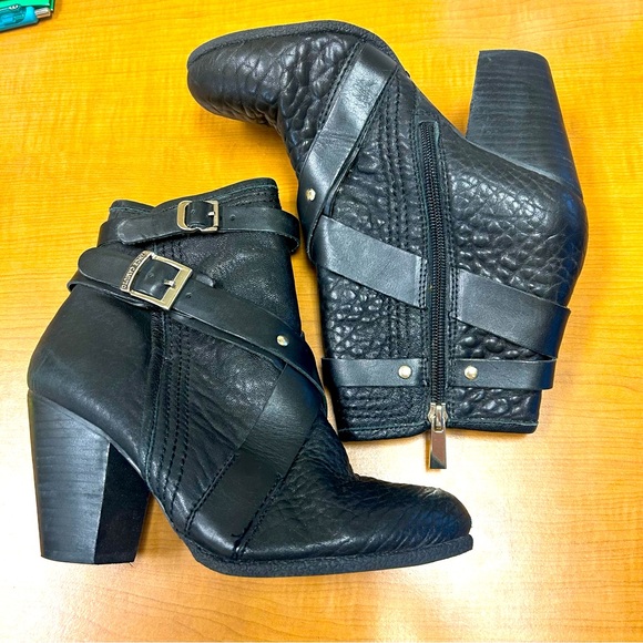 Vince Camuto Shoes - COPY - Vince Camuto Leather Booties size 7.5